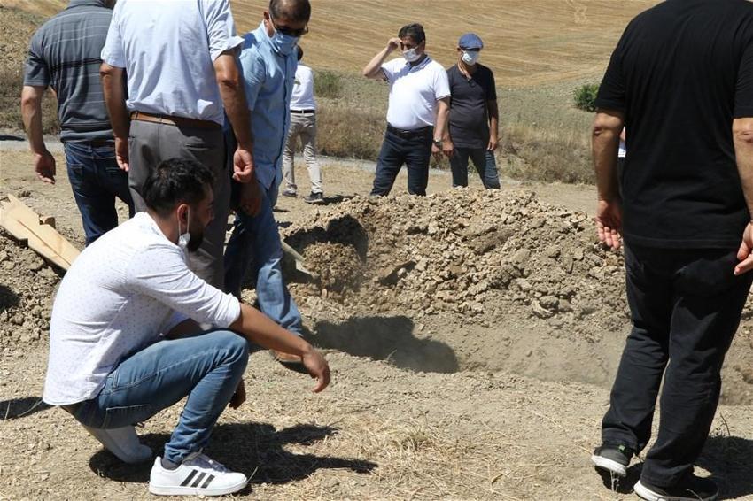 Yürek yakan veda! Polis eşini kendi elleriyle toprağa verdi