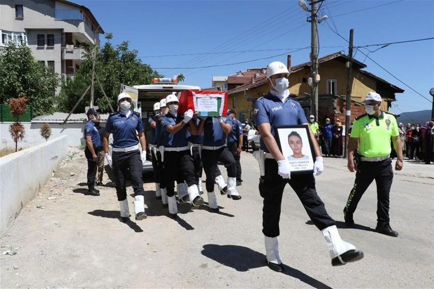 Yürek yakan veda! Polis eşini kendi elleriyle toprağa verdi