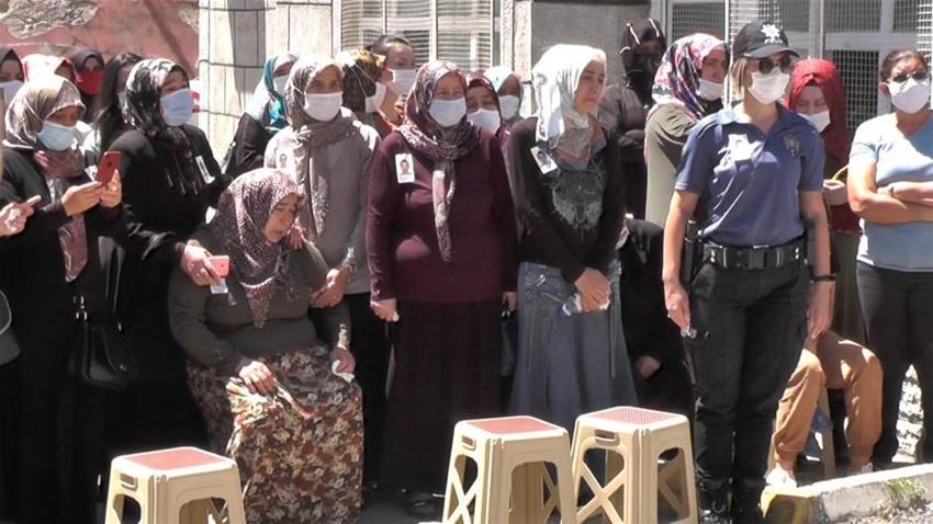 Yürek yakan veda! Polis eşini kendi elleriyle toprağa verdi