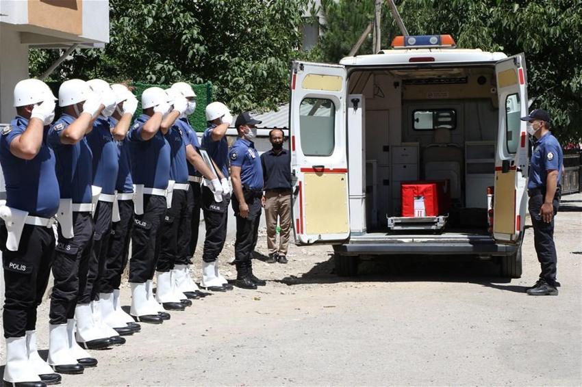 Yürek yakan veda! Polis eşini kendi elleriyle toprağa verdi