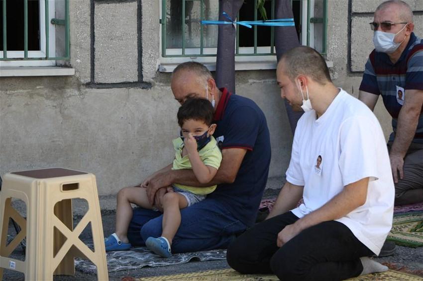 Yürek yakan veda! Polis eşini kendi elleriyle toprağa verdi