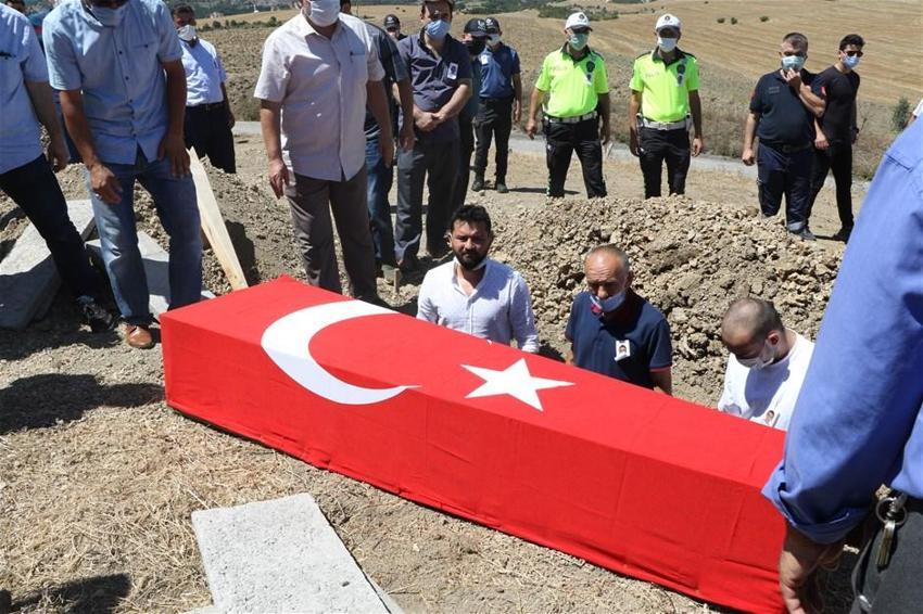 Yürek yakan veda! Polis eşini kendi elleriyle toprağa verdi
