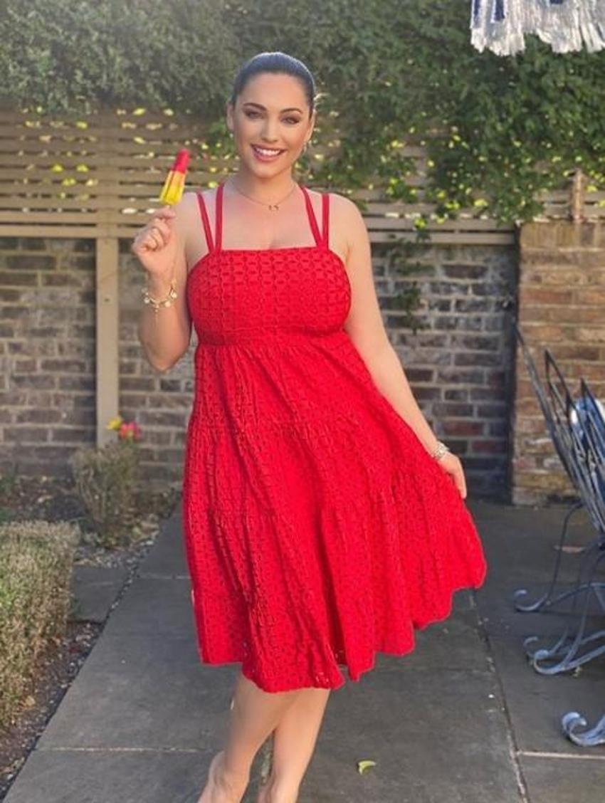 Kelly Brook'tan olay yaratan paylaşım!