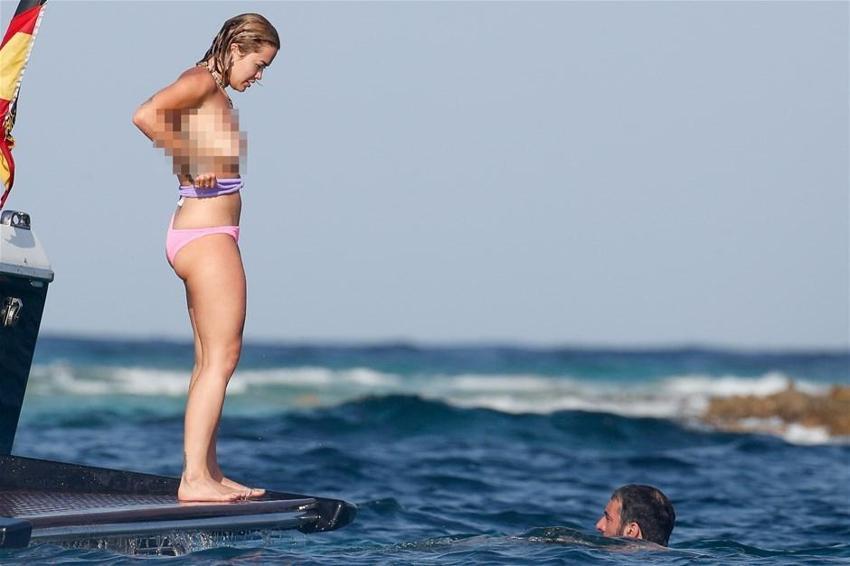 Rita Ora'nın tekne pozu olay oldu!