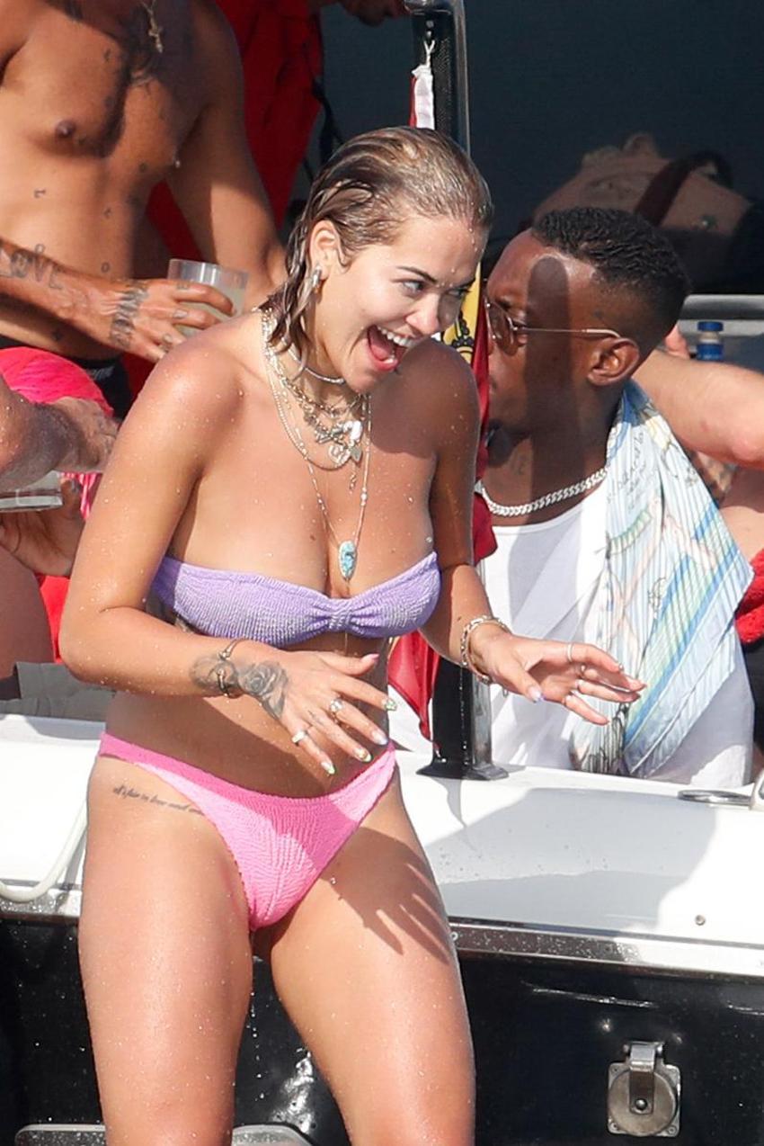 Rita Ora'nın tekne pozu olay oldu!