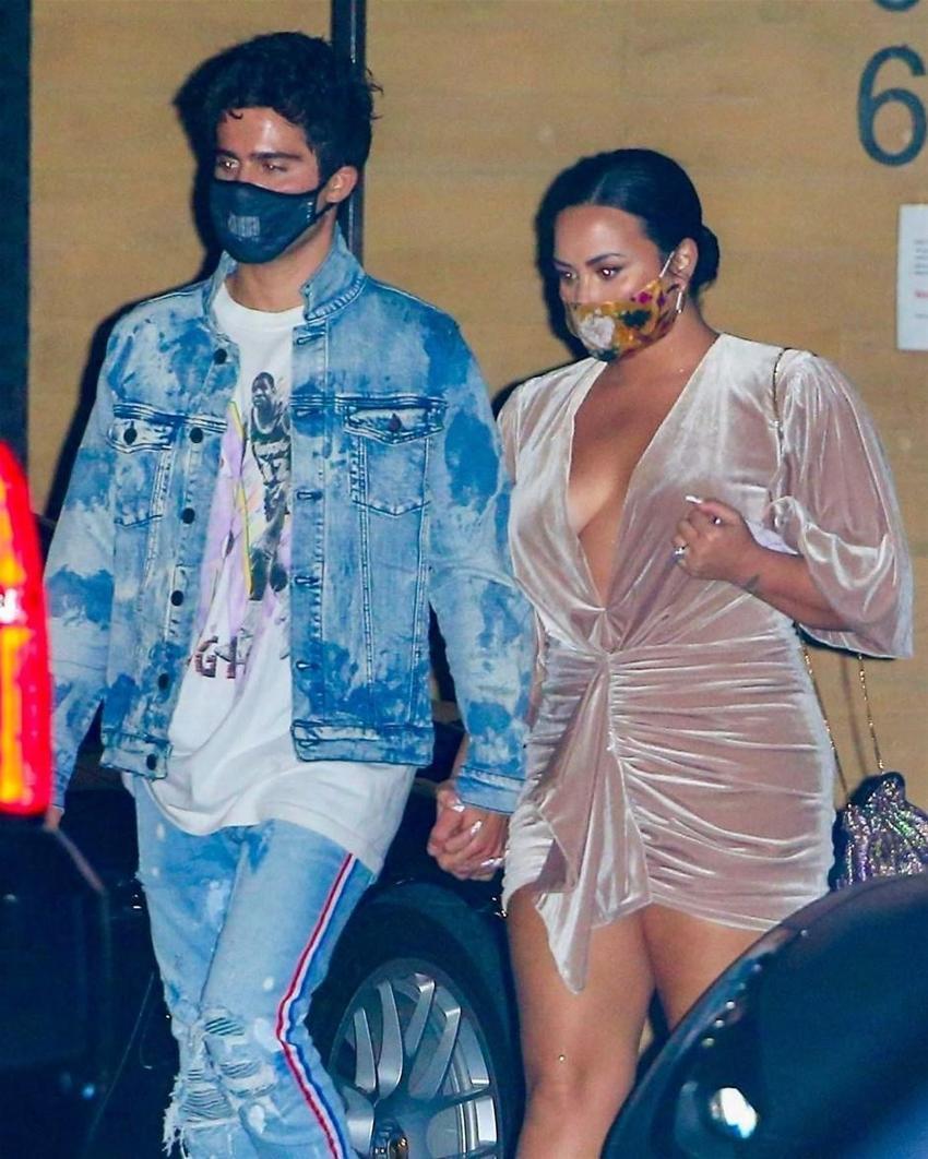 Demi Lovato muhabirlere yüzüğünü gösterdi