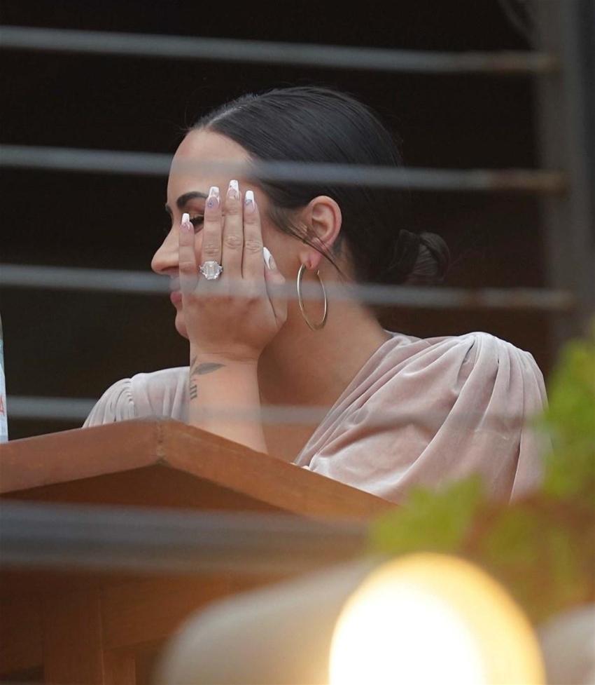 Demi Lovato muhabirlere yüzüğünü gösterdi