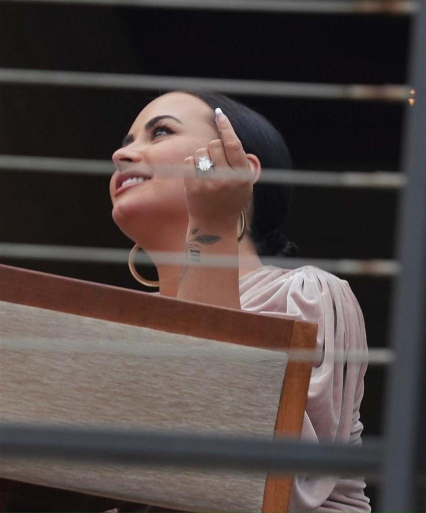 Demi Lovato muhabirlere yüzüğünü gösterdi