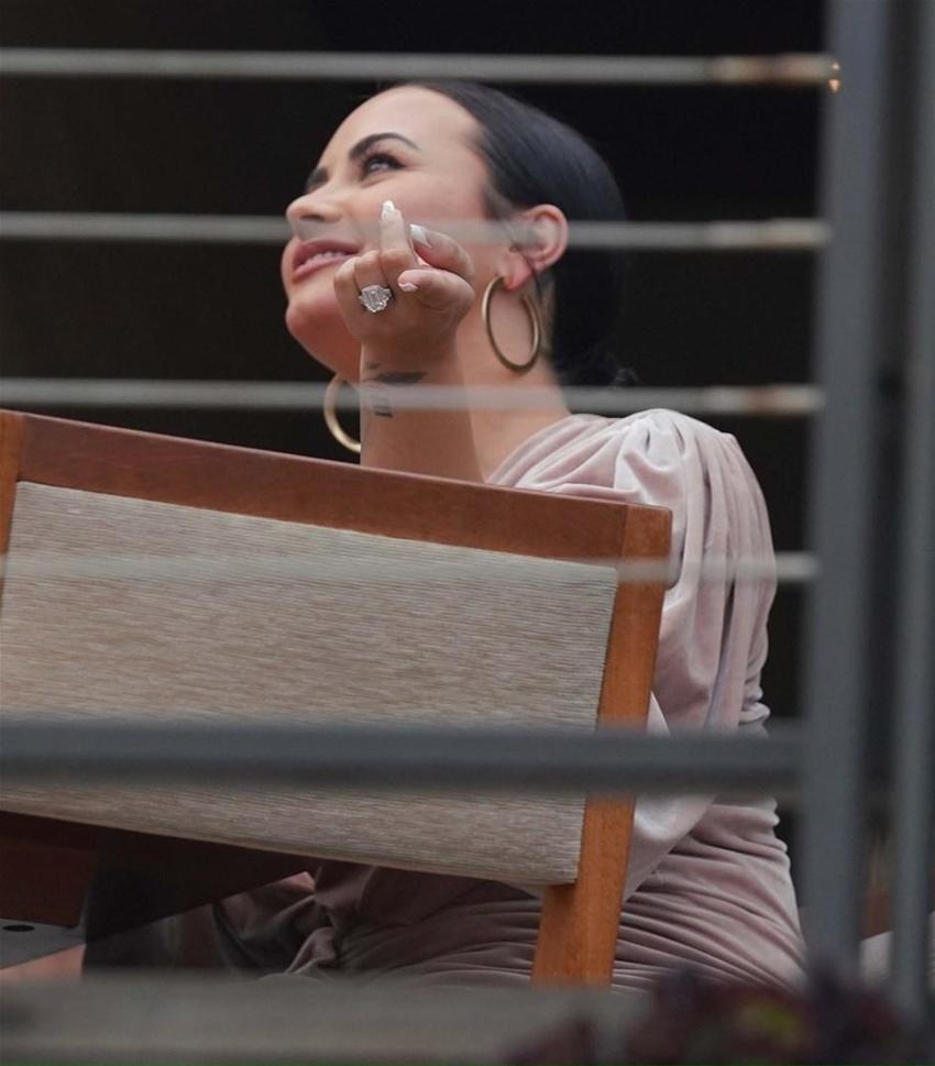Demi Lovato muhabirlere yüzüğünü gösterdi