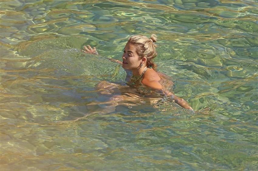 Rita Ora'nın denize girerken taktığı takılar olay oldu!