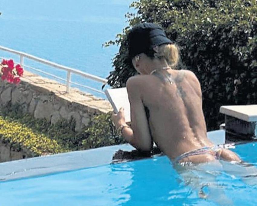 Havuzda bile kitap okuyor!
