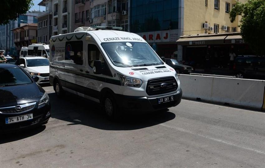 Vali yardımcısı, annesi ve kardeşini öldürdü! Cenazede gözyaşları sel oldu
