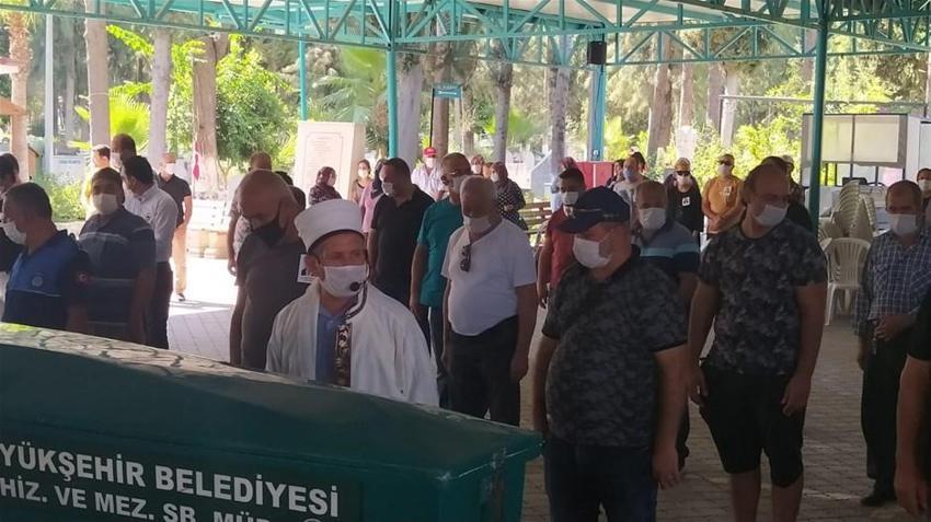 Vali yardımcısı, annesi ve kardeşini öldürdü! Cenazede gözyaşları sel oldu