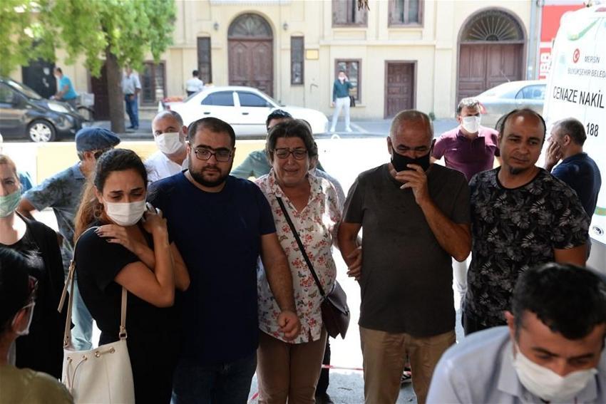 Vali yardımcısı, annesi ve kardeşini öldürdü! Cenazede gözyaşları sel oldu
