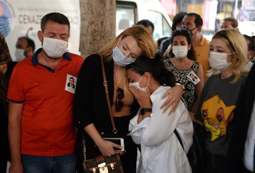 Vali yardımcısı, annesi ve kardeşini öldürdü! Cenazede gözyaşları sel oldu