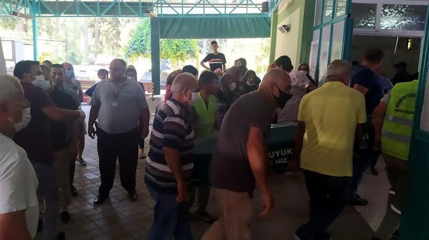 Vali yardımcısı, annesi ve kardeşini öldürdü! Cenazede gözyaşları sel oldu
