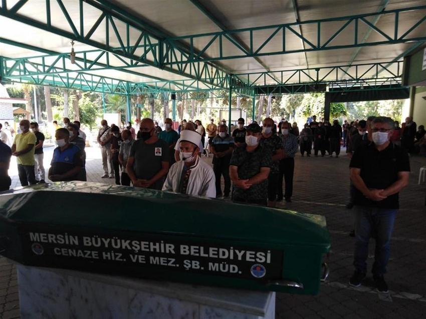 Vali yardımcısı, annesi ve kardeşini öldürdü! Cenazede gözyaşları sel oldu