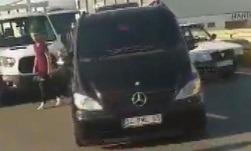 Çakarlı araçla yol kesip dehşeti yaşattı! 'Polise versen ne olacak'
