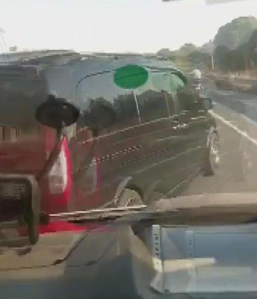 Çakarlı araçla yol kesip dehşeti yaşattı! 'Polise versen ne olacak'