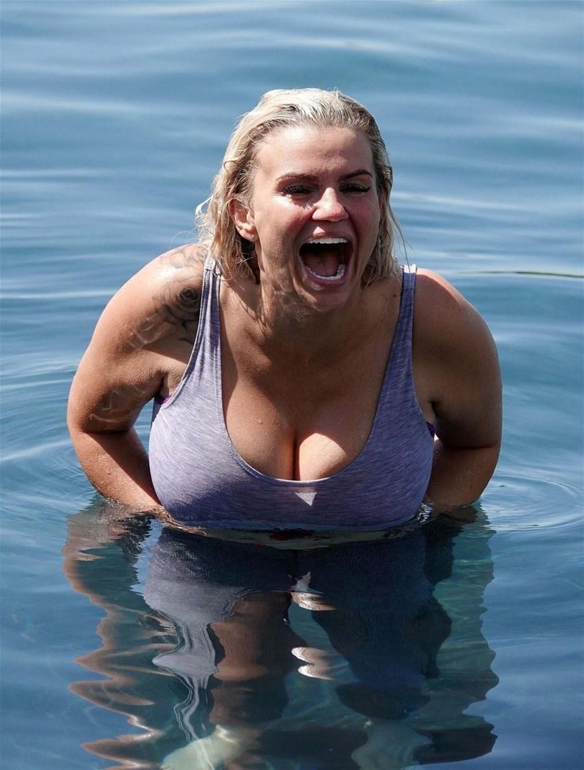 Kerry Katona kendini bir anda havuzda buldu