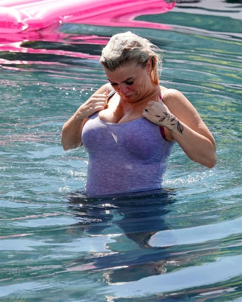 Kerry Katona kendini bir anda havuzda buldu