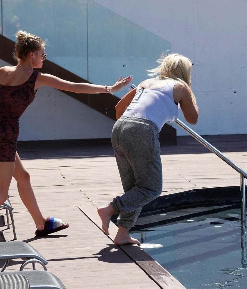 Kerry Katona kendini bir anda havuzda buldu