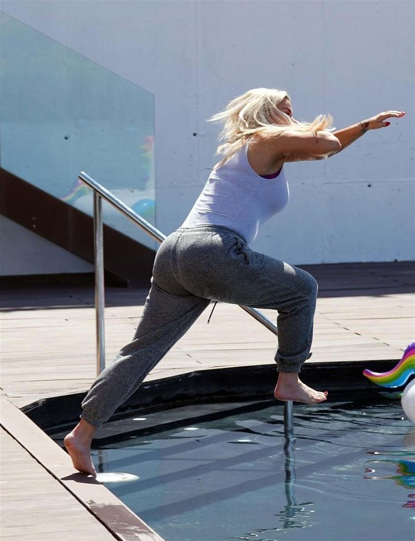 Kerry Katona kendini bir anda havuzda buldu