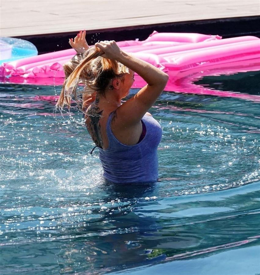 Kerry Katona kendini bir anda havuzda buldu