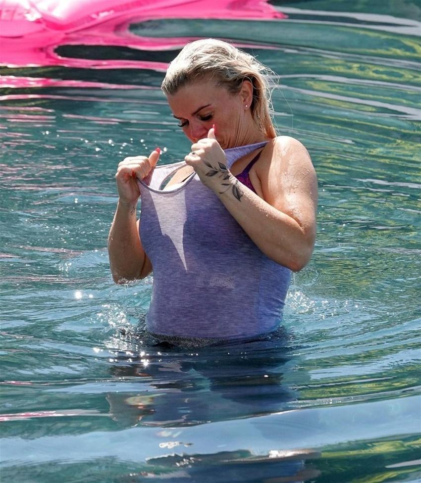 Kerry Katona kendini bir anda havuzda buldu