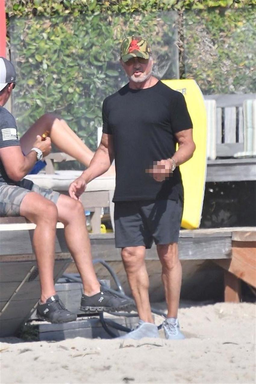 Sylvester Stallone'un kızları plajı salladı!
