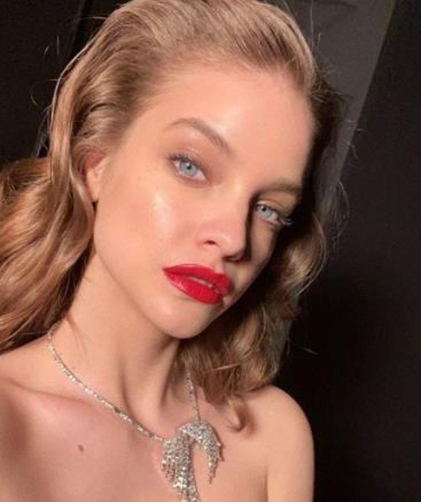 Barbara Palvin ayna karşısında sütyenle poz verdi!
