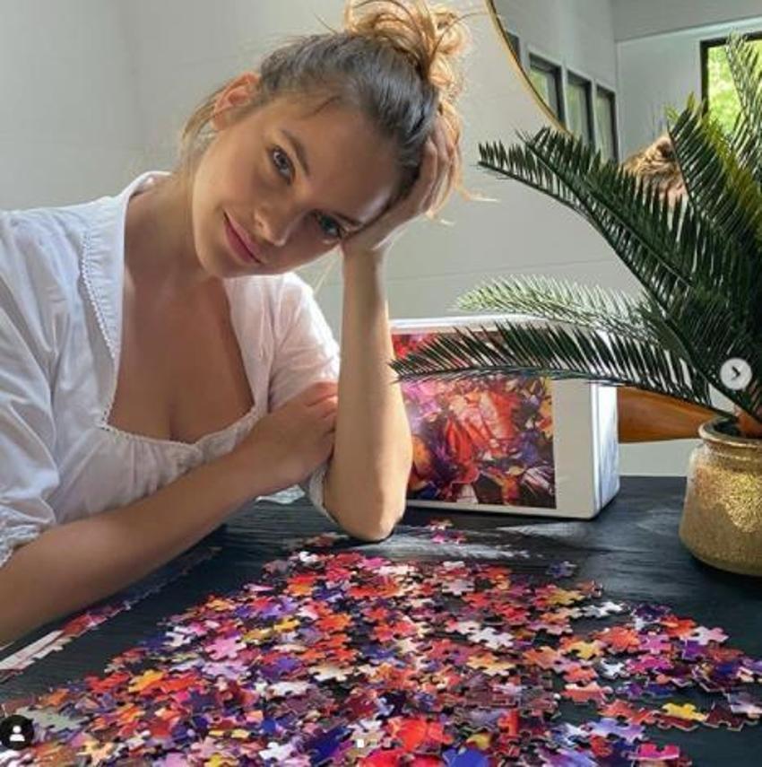 Barbara Palvin ayna karşısında sütyenle poz verdi!