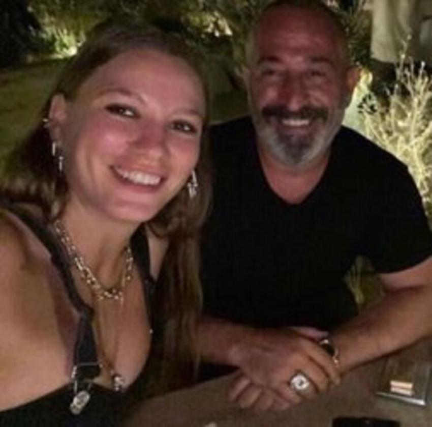 Cem Yılmaz, Serenay Sarıkaya'ın kapısında...