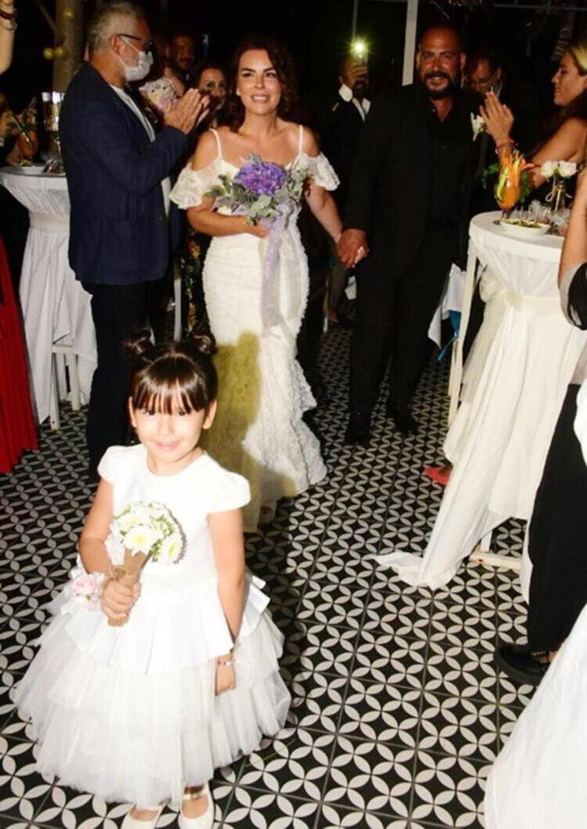 Seren Fosforoğlu nikah masasında gözyaşlarına boğuldu