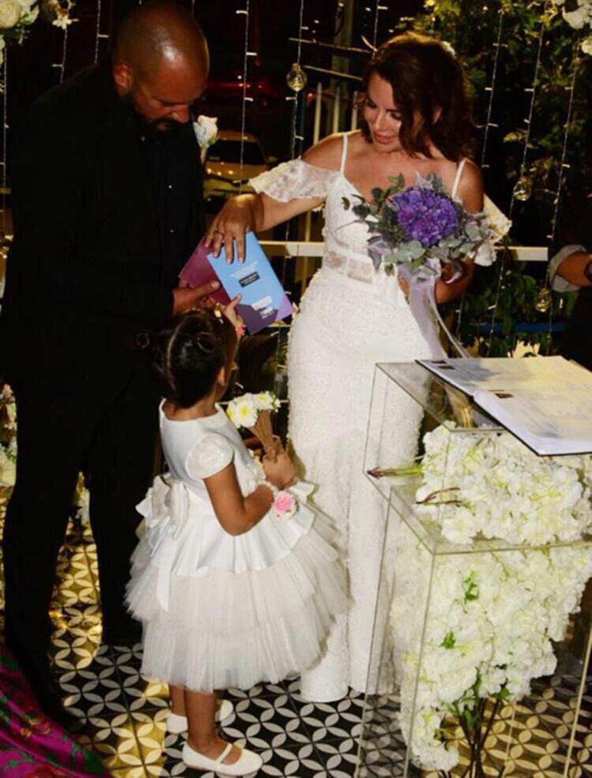 Seren Fosforoğlu nikah masasında gözyaşlarına boğuldu