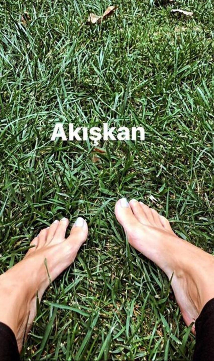 Merve Boluğur tarzıyla dikkat çekti