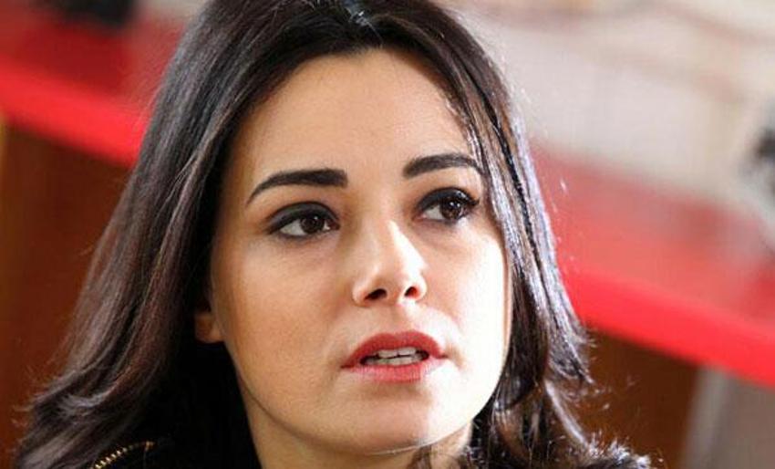 Özgü Namal acı haberi çocuklarına veremedi!
