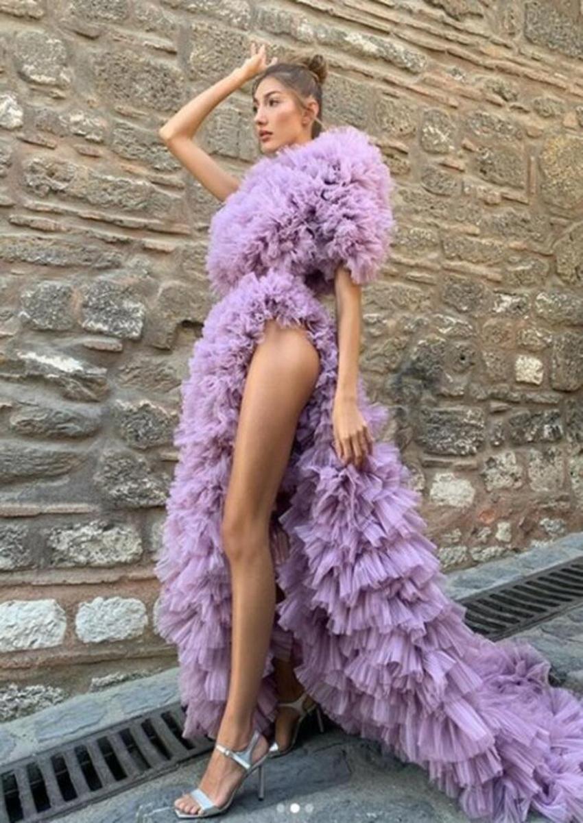 Şevval Şahin derin yırtmaçlı elbisesiyle olay oldu! 'Photoshop mu?'