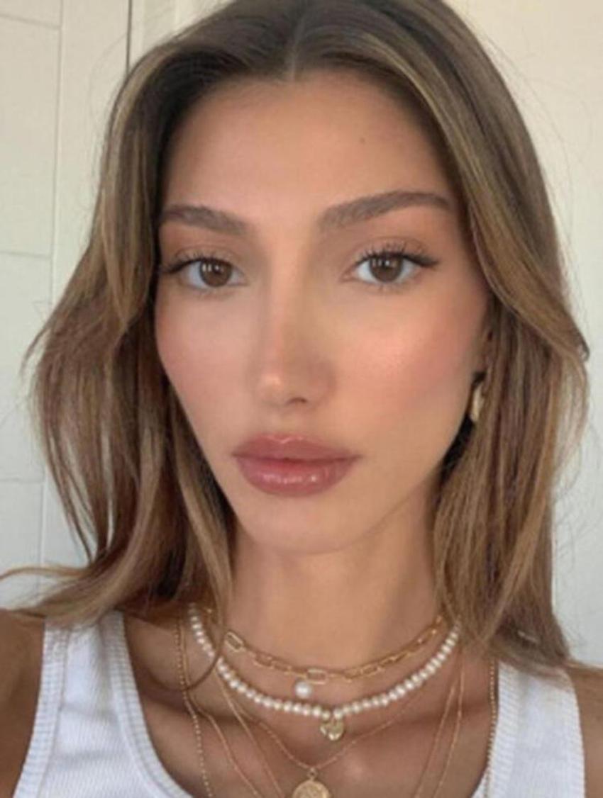 Şevval Şahin derin yırtmaçlı elbisesiyle olay oldu! 'Photoshop mu?'