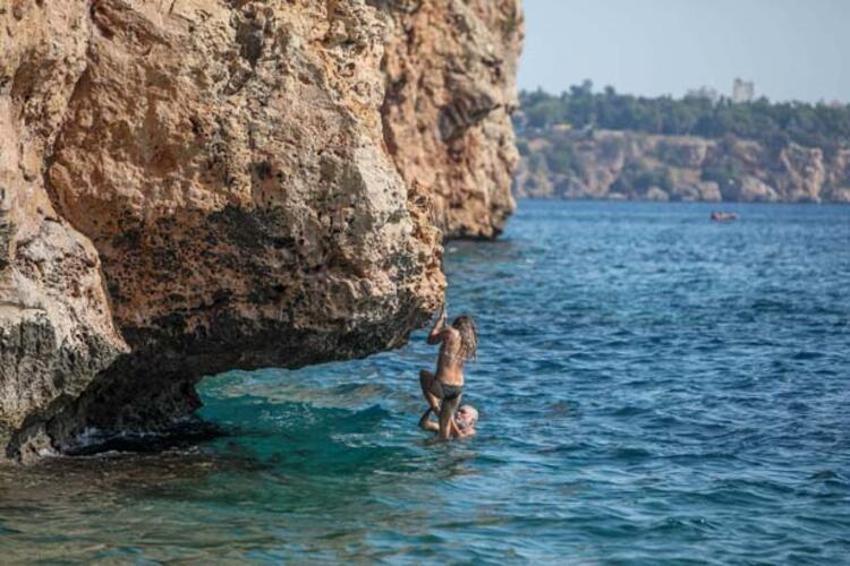 Önce tırmanıp sonra 'ölüme' atlıyorlar!