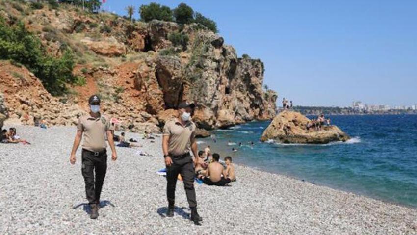 Önce tırmanıp sonra 'ölüme' atlıyorlar!