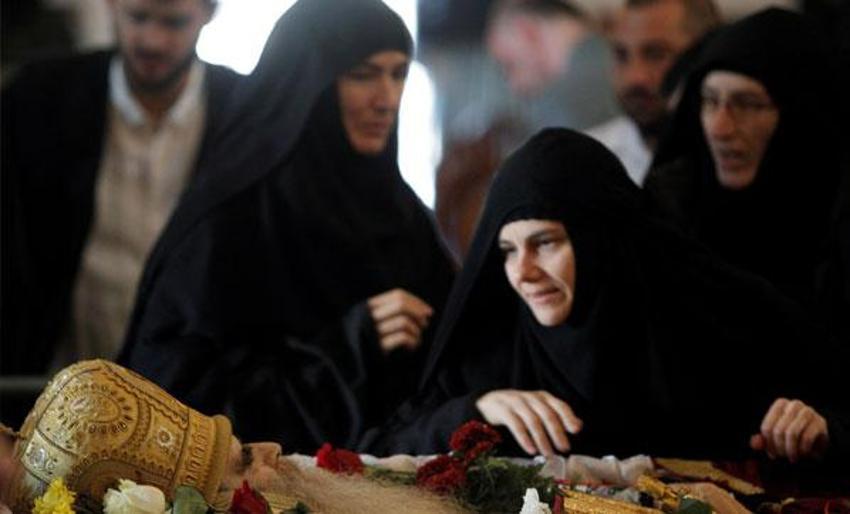 Koronavirüsten ölen Piskopos Amfilohije'nin naaşını öpmüşlerdi! Dünyayı sarsan görüntüler sonrası 'korona' şoku