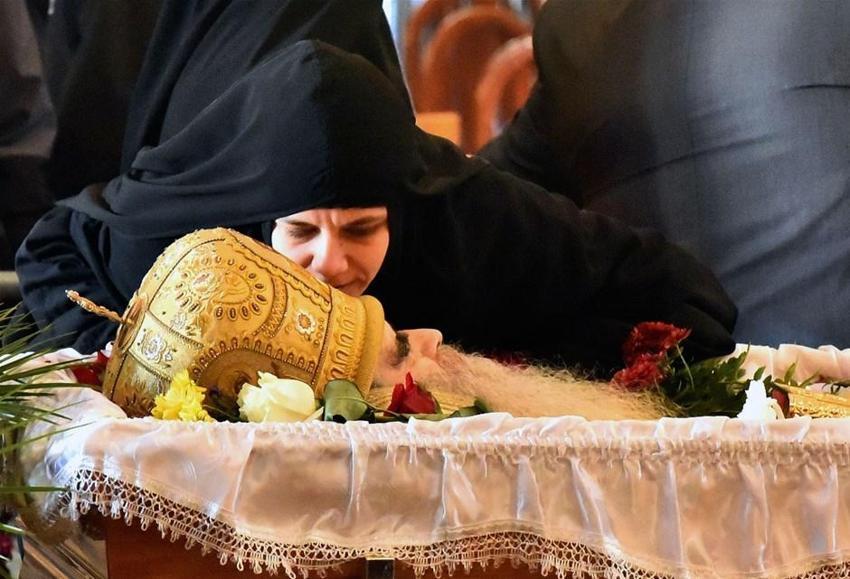 Koronavirüsten ölen Piskopos Amfilohije'nin naaşını öpmüşlerdi! Dünyayı sarsan görüntüler sonrası 'korona' şoku
