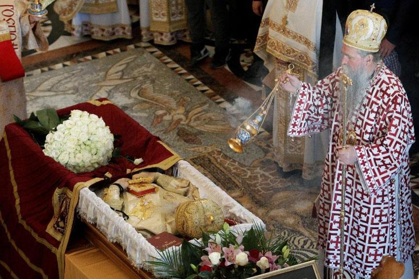 Koronavirüsten ölen Piskopos Amfilohije'nin naaşını öpmüşlerdi! Dünyayı sarsan görüntüler sonrası 'korona' şoku