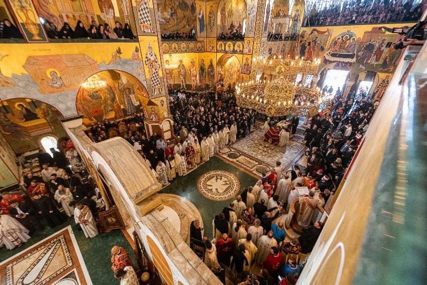 Koronavirüsten ölen Piskopos Amfilohije'nin naaşını öpmüşlerdi! Dünyayı sarsan görüntüler sonrası 'korona' şoku