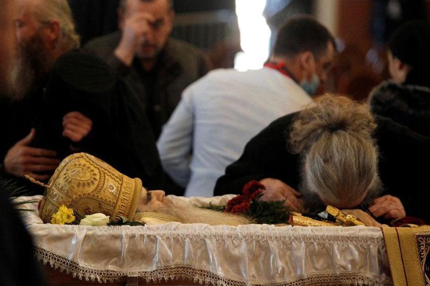 Koronavirüsten ölen Piskopos Amfilohije'nin naaşını öpmüşlerdi! Dünyayı sarsan görüntüler sonrası 'korona' şoku