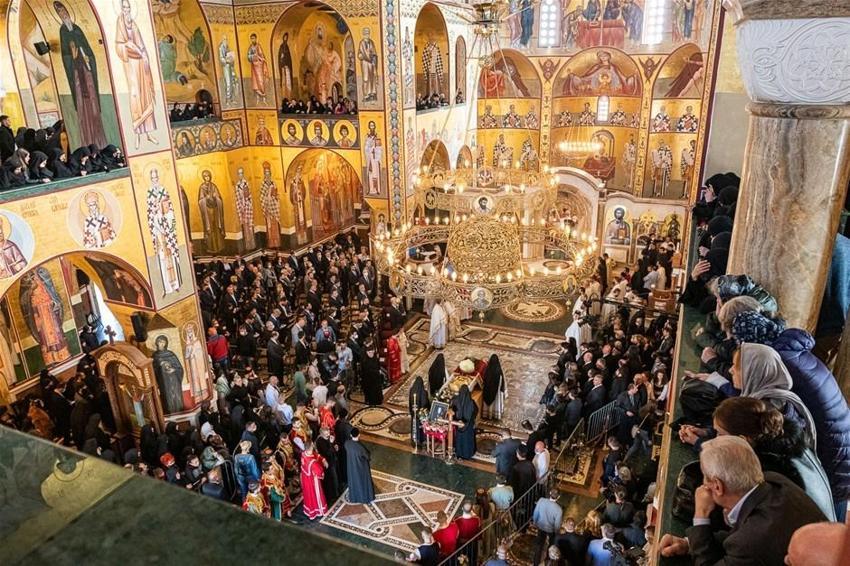Koronavirüsten ölen Piskopos Amfilohije'nin naaşını öpmüşlerdi! Dünyayı sarsan görüntüler sonrası 'korona' şoku