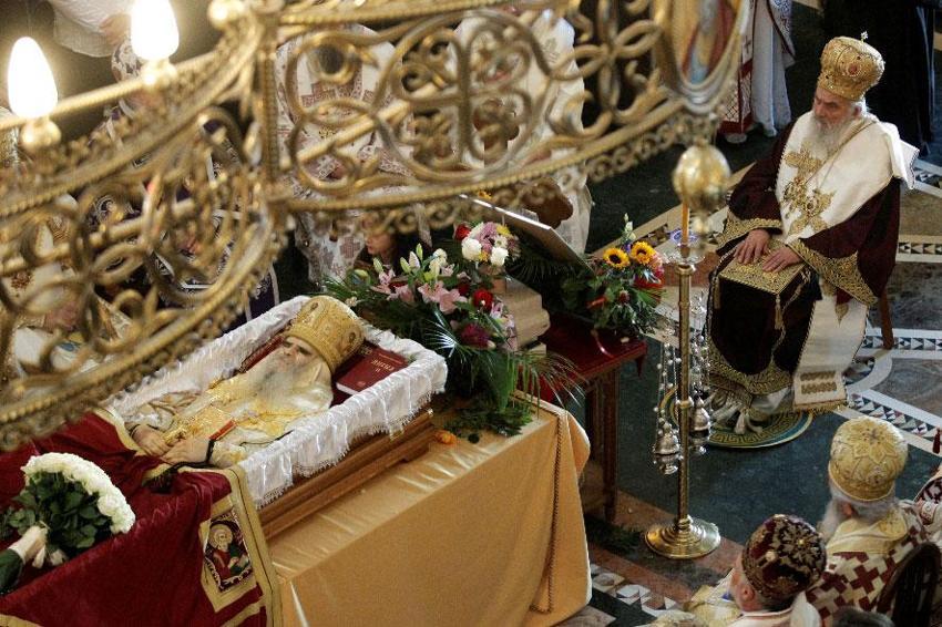 Koronavirüsten ölen Piskopos Amfilohije'nin naaşını öpmüşlerdi! Dünyayı sarsan görüntüler sonrası 'korona' şoku