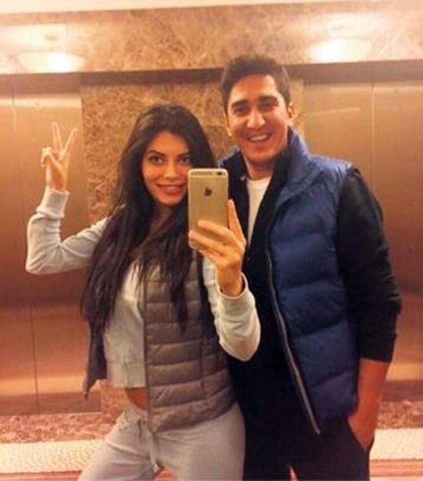 Ceren Hindistan eski eşine resti çekti!