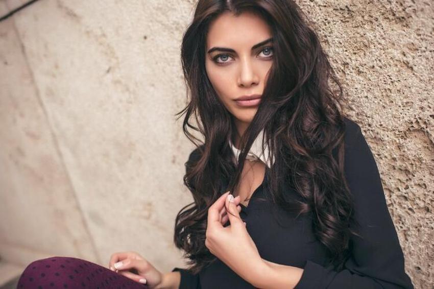 Ceren Hindistan eski eşine resti çekti!